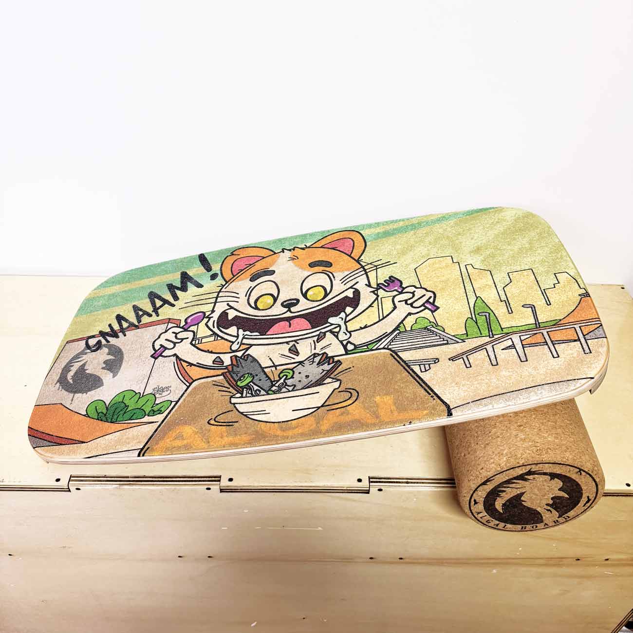 balance board cat di Algal Board - balance board rettangolare con disegno di un gatto che mangia un piatto dentro ad una pista di skateboard