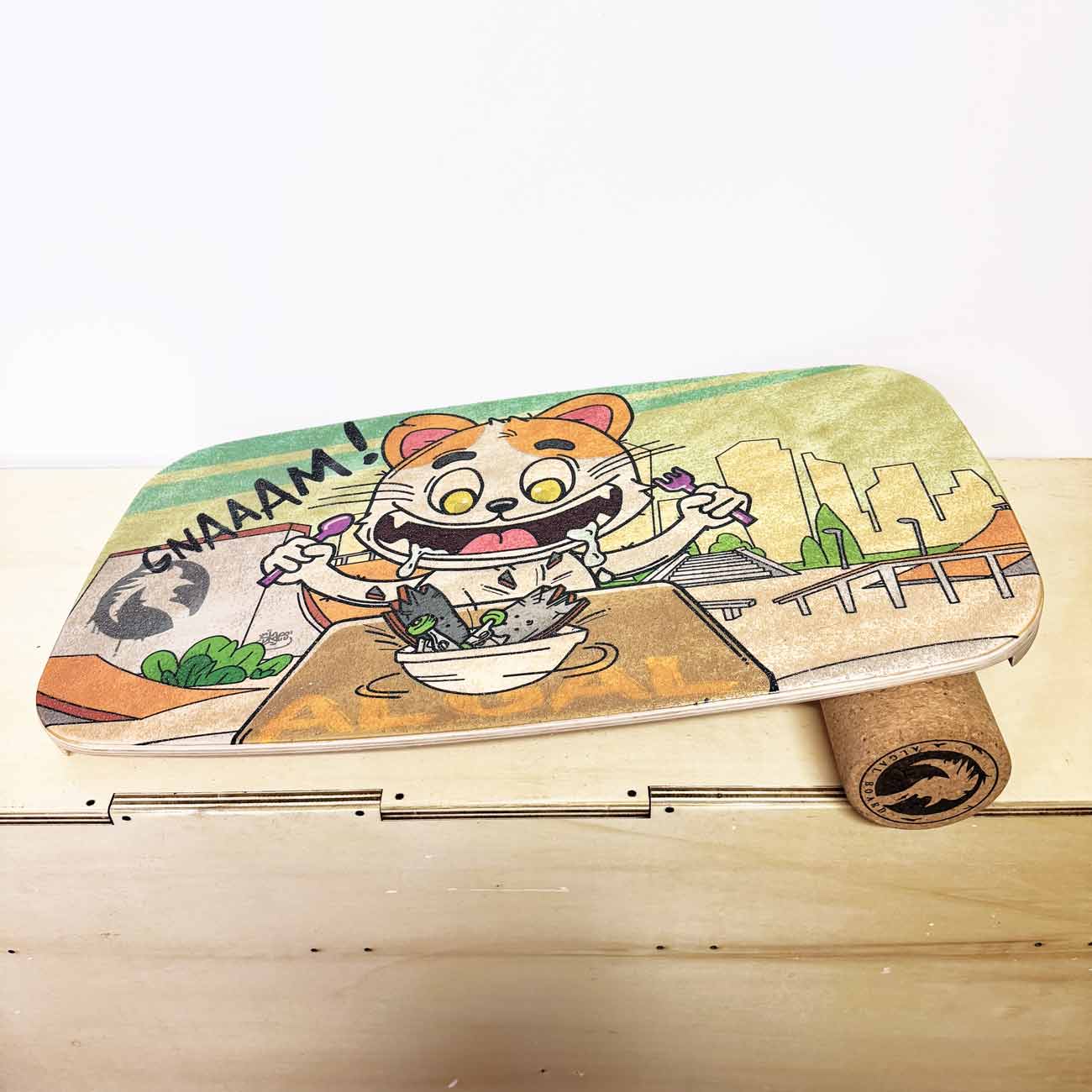 balance board cat di Algal Board - balance board rettangolare con disegno di un gatto che mangia un piatto dentro ad una pista di skateboard