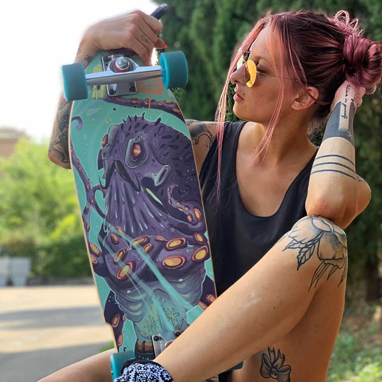 grafiche skateboard originali algal board - ragazza in uno skate park con surfskate algal board
