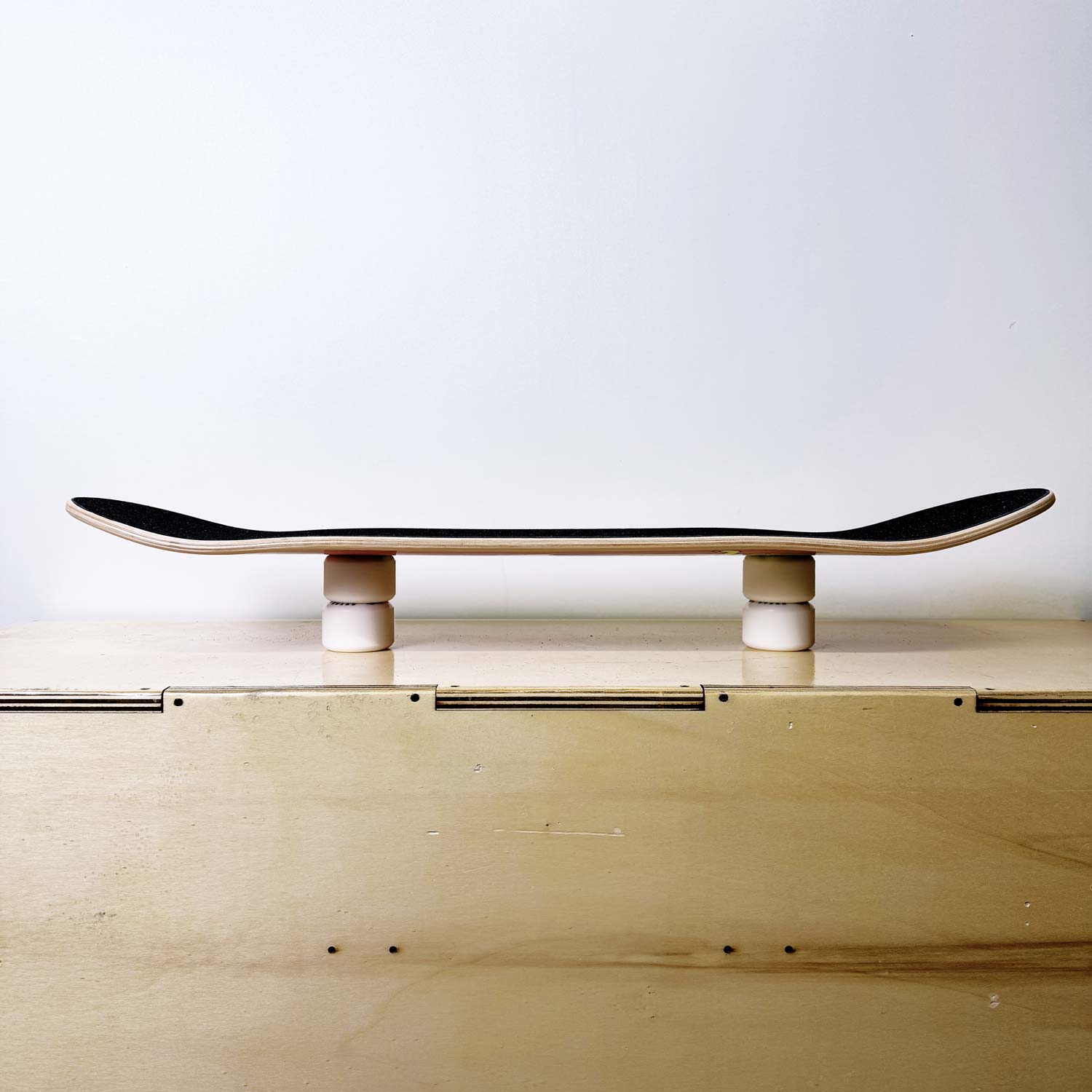 tavola skateboardo blank liscia senza grafica, solo legno e grip - prodotto da algal board