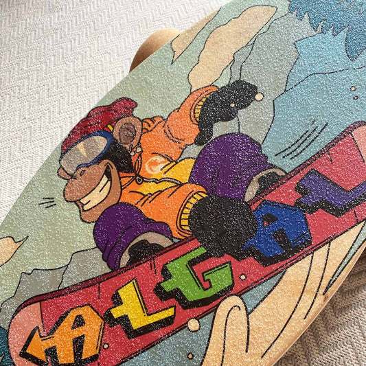 balance board monkey di Algal Board - una balance board con grafica di una scimmia su uno snowboard in mezzo alle piste innevate