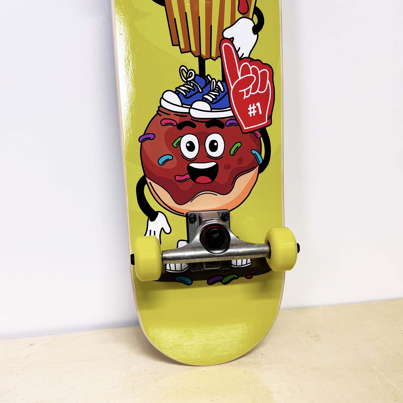 skateboard completo - grafica di un muffin ed altri dolci in stile cartoon - prodotto da algal board