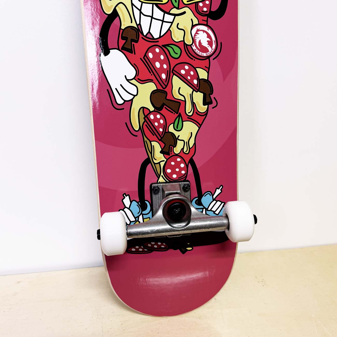skateboard completo - grafica di una fetta di pizza in stile cartoon - prodotto da algal board