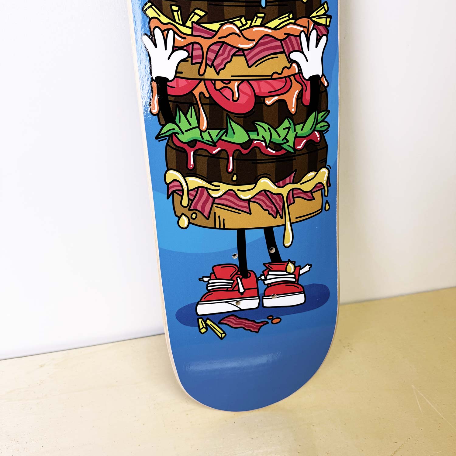 tavola skateboard con grafica di un hamburger in stile cartoon - prodotto da algal board