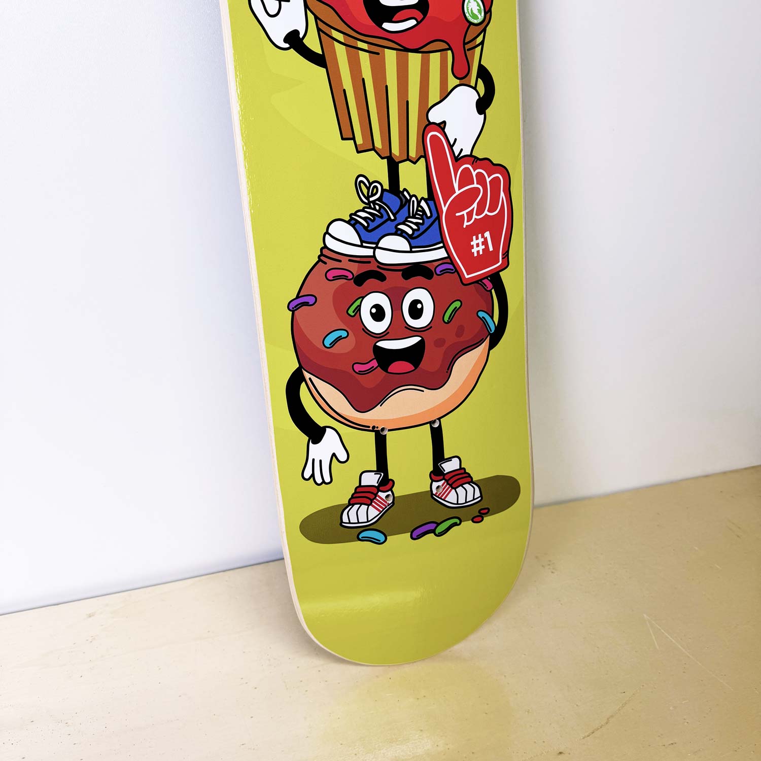 tavola skateboard con disegno di muffin e dolci - disegnato e prodotto da algal board